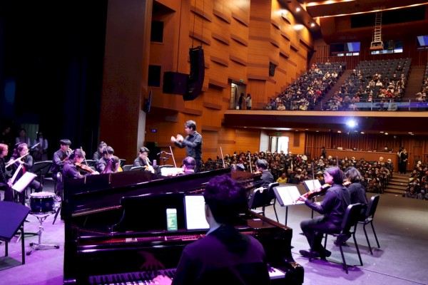 루멘챔버오케스트라가  400명의 관객들을 대상으로 연주를 하고 있다.